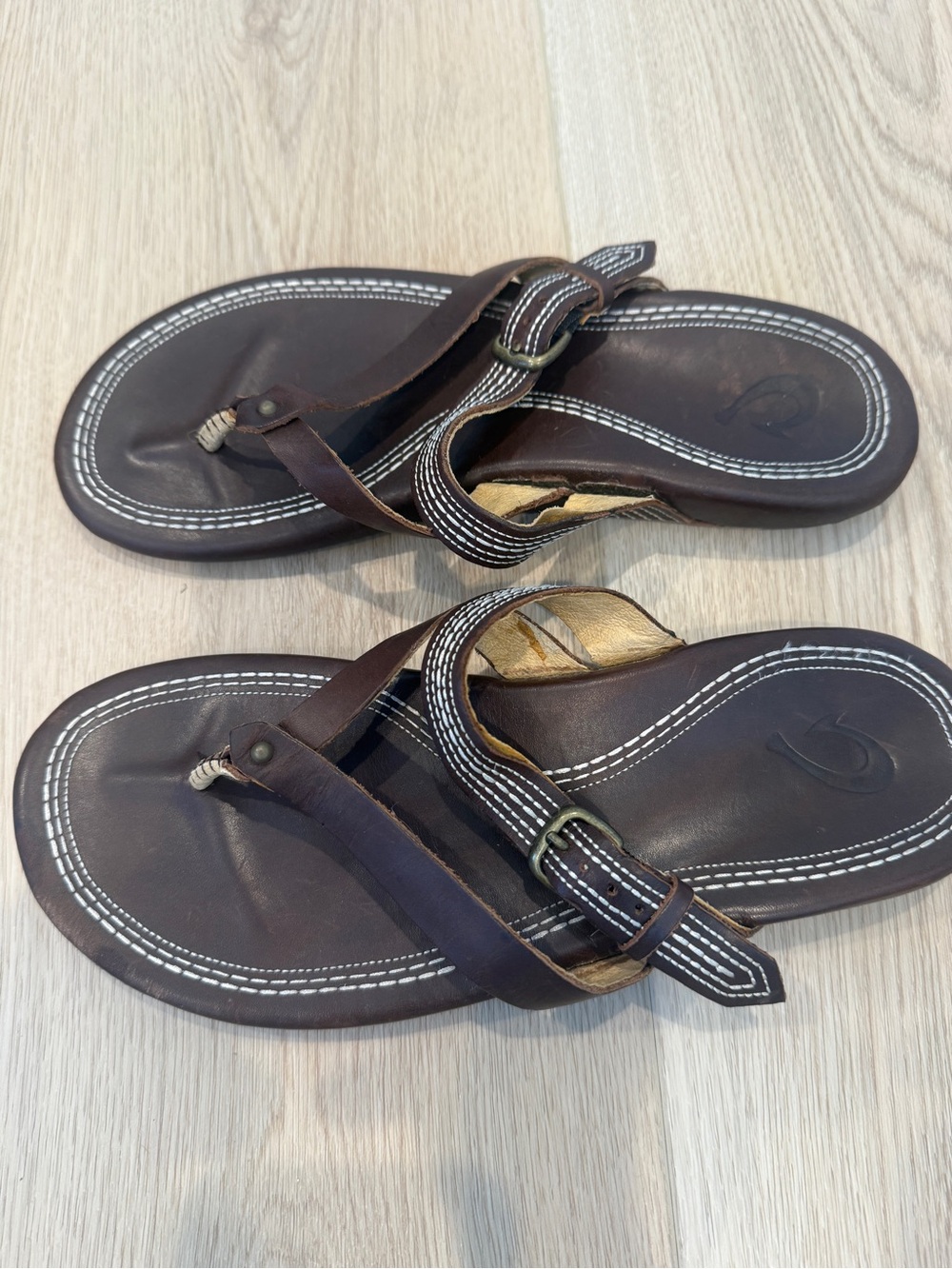 OluKai Brown Leather Thong Sandals with White Stitching Dark Java 8 - Picture 2 of 7